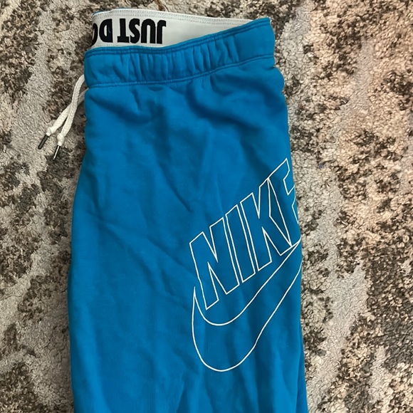 Nike sweatpants - Picture 2 of 4